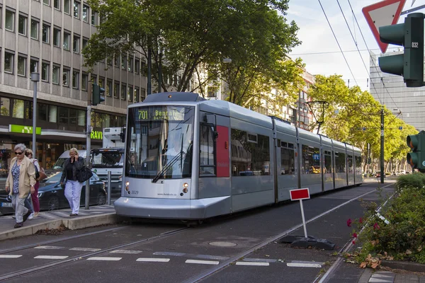 Dusseldorf, Germania, il 6 luglio 2014. Il tram ad alta velocità sulla strada della città — Foto Stock