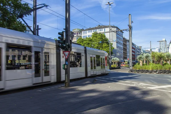 Düsseldorf, Allemagne, le 6 juillet 2014. Vue typique de la rue de la ville. Matin d'été — Photo