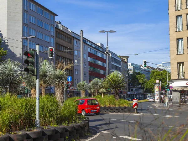 Düsseldorf, Tyskland, på 6 juli 2014. typisk vy av staden gatan. sommarmorgon — Stockfoto