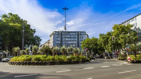 Düsseldorf, Tyskland, på 6 juli 2014. typisk vy av staden gatan. sommarmorgon — Stockfoto