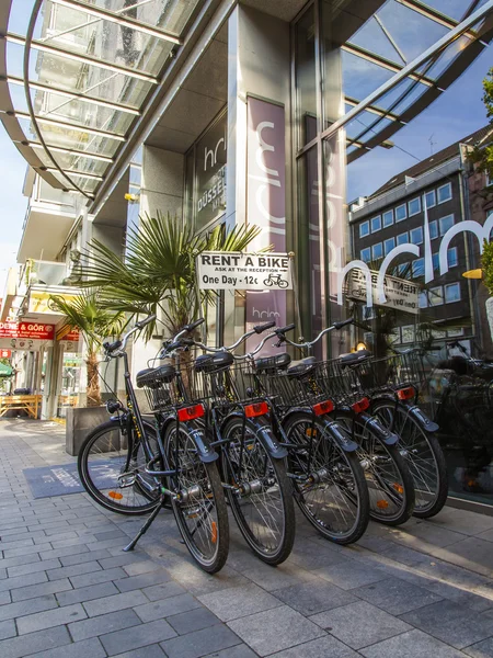 Düsseldorf, Niemcy, na 7 lipca 2014 roku. Wynajem rowerów na ulicy miasta z punktu — Zdjęcie stockowe