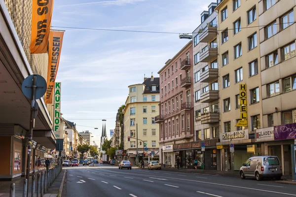Düsseldorf, Duitsland, op 6 juli 2014. typische uitzicht over de stad straat. Zomerochtend — Stockfoto