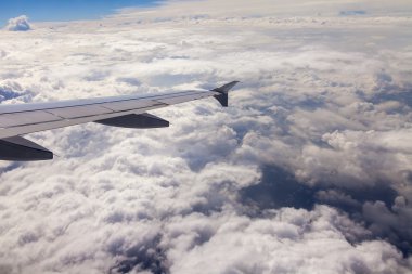 bulutlar bir uçağın penceresinden bakış