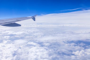 bulutlar bir uçağın penceresinden bakış