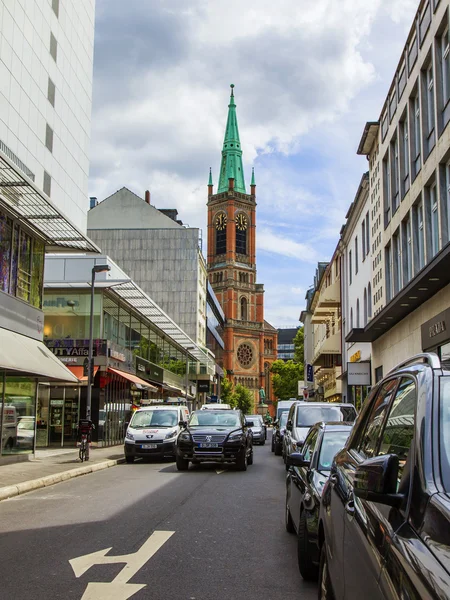 Dusseldorf, Almanya, 6 Temmuz 2014 tarihinde. tipik görünümü şehir sokak. yaz sabahı — Stok fotoğraf