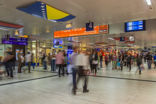 Dusseldorf, Almanya üzerinde 12 Temmuz 2014. şehrin ana tren istasyonu (Düsseldorf hauptbahnhof) — Stok fotoğraf