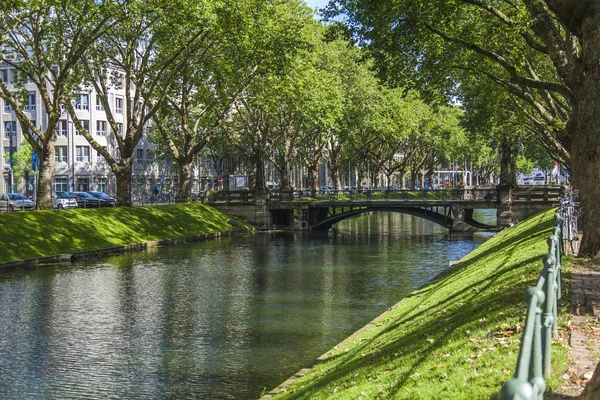 Düsseldorf, Tyskland, den 5 juli 2014. Kyonigsalley - en av de centrala gatorna — Stockfoto