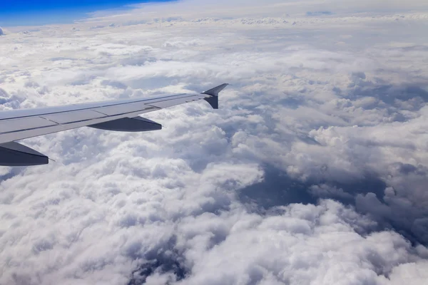 Pohled na mraky z okna letadla — Stock fotografie