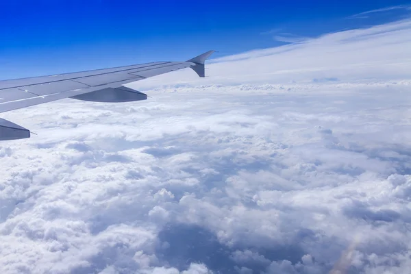 雲の飛行機の窓からの眺め — ストック写真
