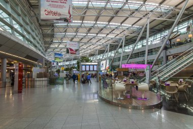 Dusseldorf, Almanya üzerinde 12 Temmuz 2014. Düsseldorf Uluslararası Havaalanı Kalkış Salonu