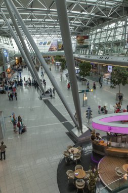 Dusseldorf, Almanya üzerinde 12 Temmuz 2014. Düsseldorf Uluslararası Havaalanı Kalkış Salonu