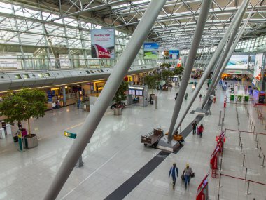 Dusseldorf, Almanya üzerinde 12 Temmuz 2014. Düsseldorf Uluslararası Havaalanı Kalkış Salonu