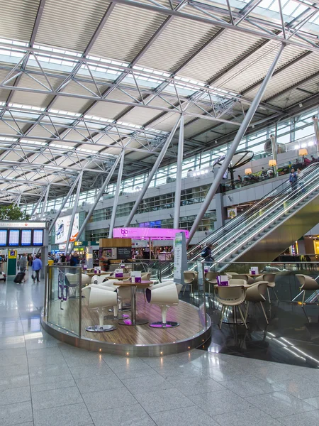 Düsseldorf, Duitsland, op 12 juli 2014. hal van een vertrek van de luchthaven Düsseldorf international — Stockfoto