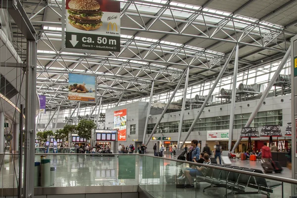 Düsseldorf, Niemcy, na 12 lipca 2014 roku. Sala wyjścia z międzynarodowego lotniska Düsseldorf — Zdjęcie stockowe