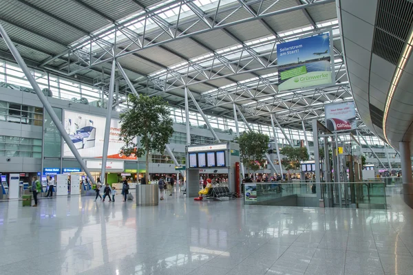 デュッセルドルフ, ドイツの, 2014 年 7 月 12 日。デュッセルドルフ国際空港の出発ホール — ストック写真