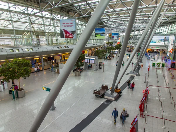 Düsseldorf, Tyskland, 12 juli 2014. Hall för en avvikelse av internationella flygplatsen Düsseldorf — Stockfoto