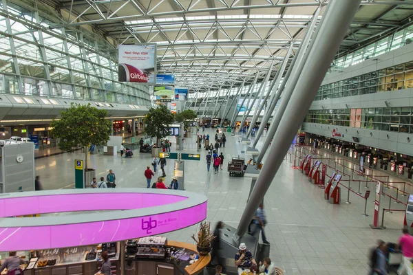 杜塞尔多夫，德国，在 2014 年 7 月 12 日。杜塞尔多夫国际机场离境大厅里 — 图库照片