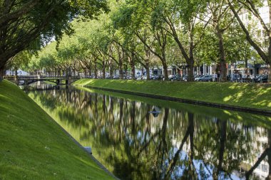 Dusseldorf, Almanya, 6 Temmuz 2014 tarihinde. kyonigsalley üzerinde bak. kenigsalley - şehir merkezi caddeleri