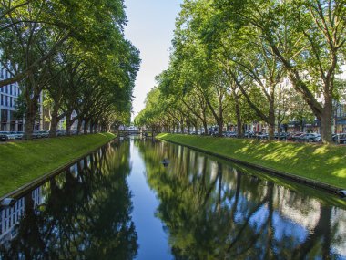 Dusseldorf, Almanya, 6 Temmuz 2014 tarihinde. kyonigsalley üzerinde bak. kenigsalley - şehir merkezi caddeleri