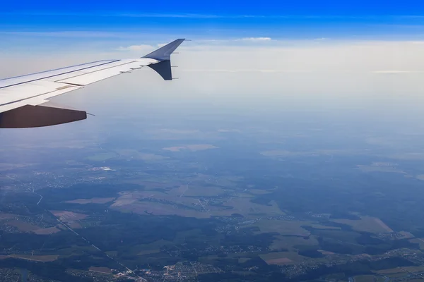Προβολή των νεφών από ένα αεροπλάνο παράθυρο — Φωτογραφία Αρχείου