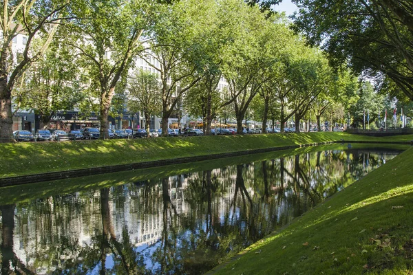 Düsseldorf, Duitsland, op 6 juli 2014. Kijk op kyonigsalley. kenigsalley - een van de centrale stadsstraten — Stockfoto