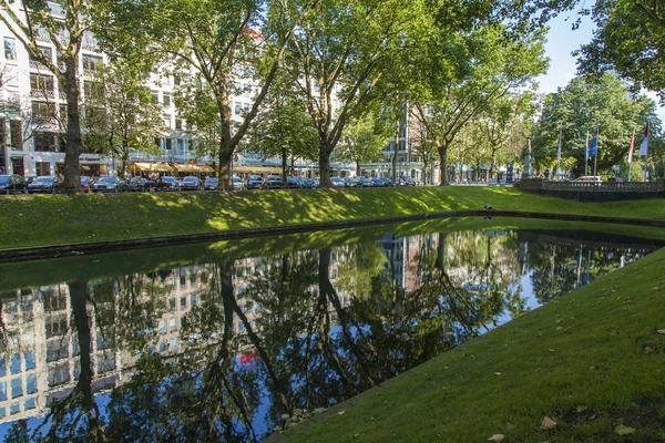 Dusseldorf, Germania, il 6 luglio 2014. Guarda Kyonigsalley. Kenigsalley - una delle strade della città centrale — Foto Stock