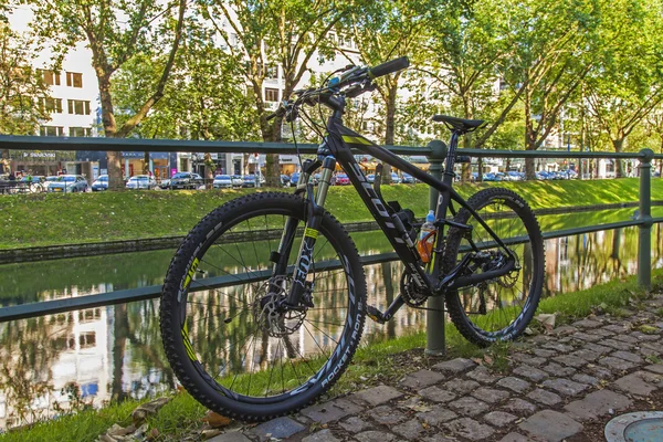 Düsseldorf, deutschland, am 6. juli 2014. siehe kyonigsalley. kenigsalley - eine der zentralen Straßen der Stadt — Stockfoto