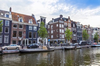 Amsterdam, Hollanda, 7 Temmuz 2014 tarihinde. kanal kıyısında eski evleriyle tipik kentsel görünümü
