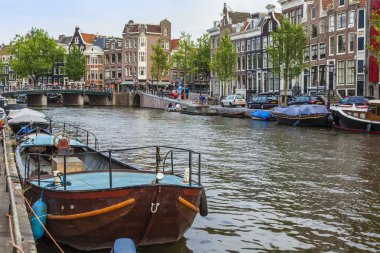 Amsterdam, Hollanda, 7 Temmuz 2014 tarihinde. kanal kıyısında eski evleriyle tipik kentsel görünümü
