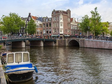 Amsterdam, Hollanda, 7 Temmuz 2014 tarihinde. kanal kıyısında eski evleriyle tipik kentsel görünümü