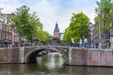 Amsterdam, Hollanda, 7 Temmuz 2014 tarihinde. kanal kıyısında eski evleriyle tipik kentsel görünümü
