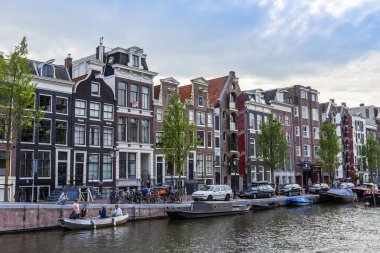 Amsterdam, Hollanda, 7 Temmuz 2014 tarihinde. kanal kıyısında eski evleriyle tipik kentsel görünümü