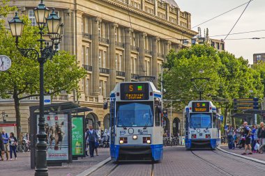 Amsterdam, Hollanda, 7 Temmuz 2014 tarihinde. eski dar şehir cadde üzerinde yüksek hızlı tramvay