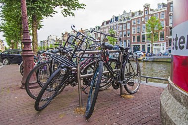 Amsterdam, Hollanda, 7 Temmuz 2014 tarihinde. Bisiklet eski dar şehir cadde üzerinde park.
