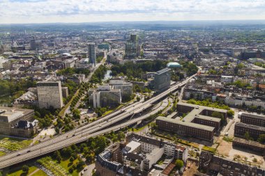 Dusseldorf, Almanya, 6 Temmuz 2014 tarihinde. bir televizyon kulesi - reynturm bir anket platformu üzerinden şehir görüntüsü