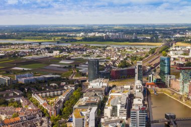 Dusseldorf, Almanya, 6 Temmuz 2014 tarihinde. bir televizyon kulesi - reynturm bir anket platformu üzerinden şehir görüntüsü