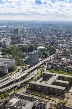 Dusseldorf, Almanya, 6 Temmuz 2014 tarihinde. bir televizyon kulesi - reynturm bir anket platformu üzerinden şehir görüntüsü