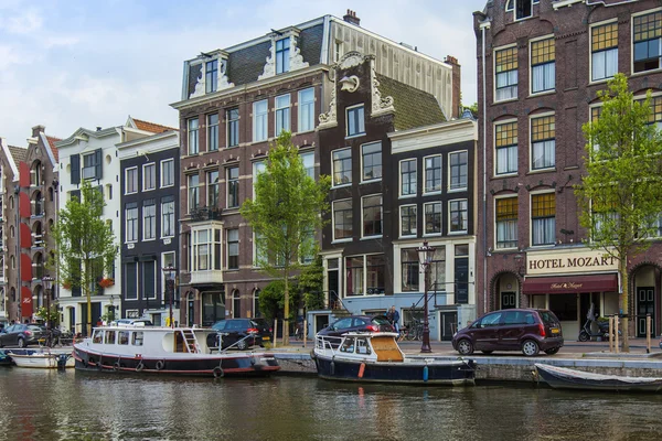 Amsterdam, Hollanda, 7 Temmuz 2014 tarihinde. kanal kıyısında eski evleriyle tipik kentsel görünümü — Stok fotoğraf