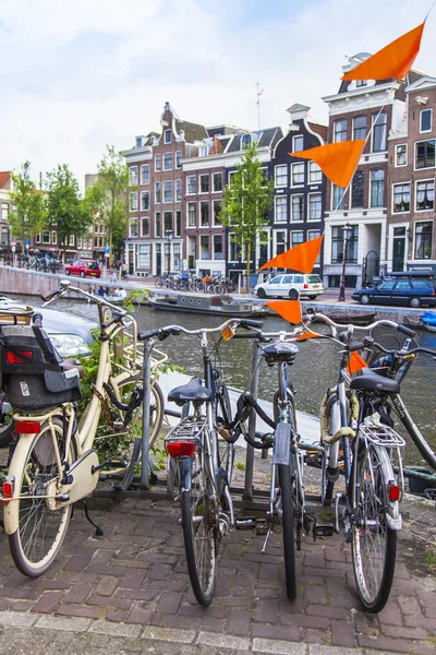 Amsterdam, Nederländerna, den 7 juli 2014. cykelparkeringar på smala stadens gamla gatan. — Stockfoto