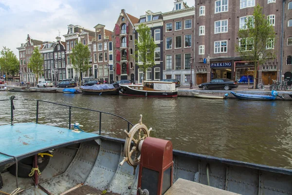 Ámsterdam, Países Bajos, 7 de julio de 2014. Típica vista urbana con casas antiguas a orillas del canal —  Fotos de Stock