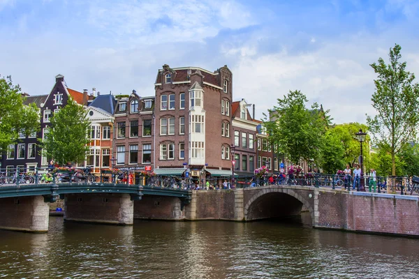 Amsterdam, Niederlande, am 7. Juli 2014. Typische Stadtansicht mit alten Häusern am Ufer des Kanals — Stockfoto