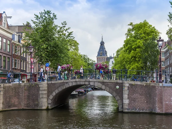 Amsterdã, Holanda, em 7 de julho de 2014. Vista urbana típica com casas antigas na margem do canal — Fotografia de Stock