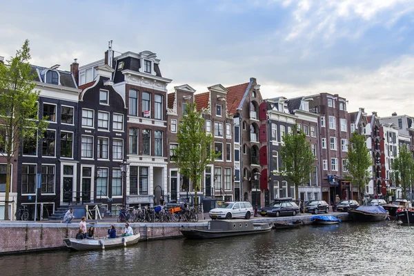 Amsterdã, Holanda, em 7 de julho de 2014. Vista urbana típica com casas antigas na margem do canal — Fotografia de Stock