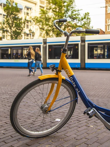 Amsterdam, Hollanda, 7 Temmuz 2014 tarihinde. Bisiklet eski dar şehir cadde üzerinde park. — Stok fotoğraf