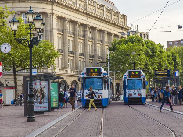 Amsterdam, Hollanda, 7 Temmuz 2014 tarihinde. eski dar şehir cadde üzerinde yüksek hızlı tramvay — Stok fotoğraf