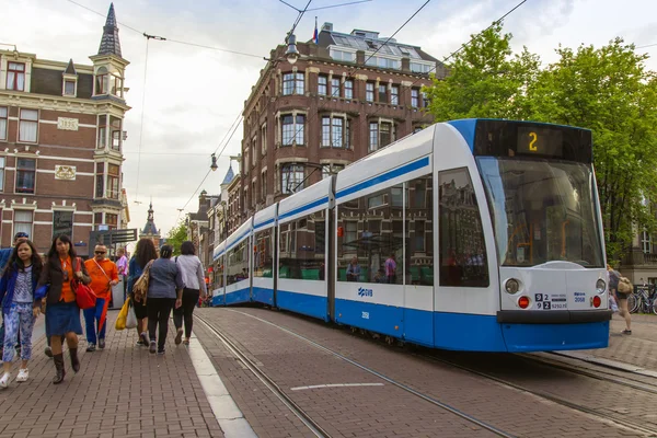 Amsterdam, Pays-Bas, le 7 juillet 2014. Le tramway à grande vitesse sur la vieille rue étroite de la ville — Photo