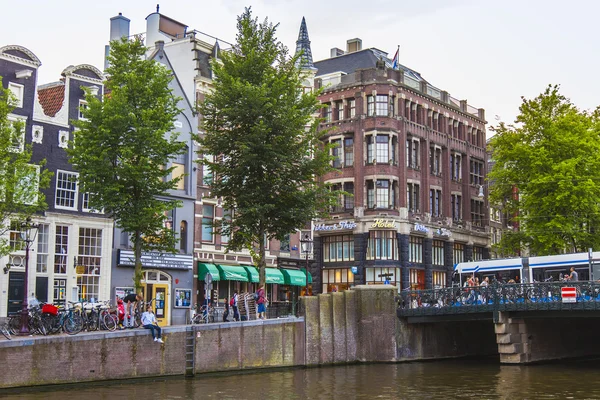 Amsterdam, Pays-Bas, le 7 juillet 2014. Vue urbaine typique avec de vieilles maisons sur la rive du canal — Photo