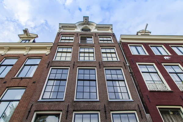 Amsterdã, Holanda, Detalhes arquitetônicos típicos de fachadas das casas de cidade construídas do tijolo queimado — Fotografia de Stock