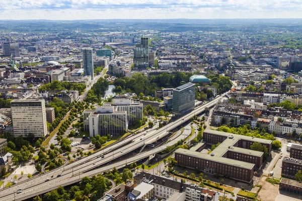 Dusseldorf, Alemania, el 6 de julio de 2014. Vista de la ciudad desde una plataforma de levantamiento de una torre de televisión - Reynturm — Foto de Stock
