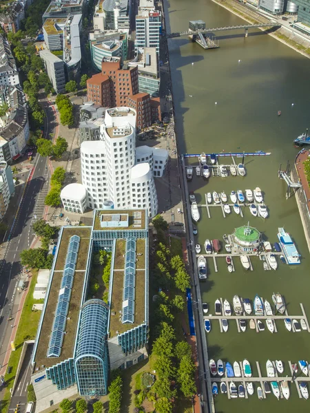 Düsseldorf, Tyskland, på 6 juli 2014. utsikt över staden från en undersökning plattform för en TV-tornet - reynturm — Stockfoto